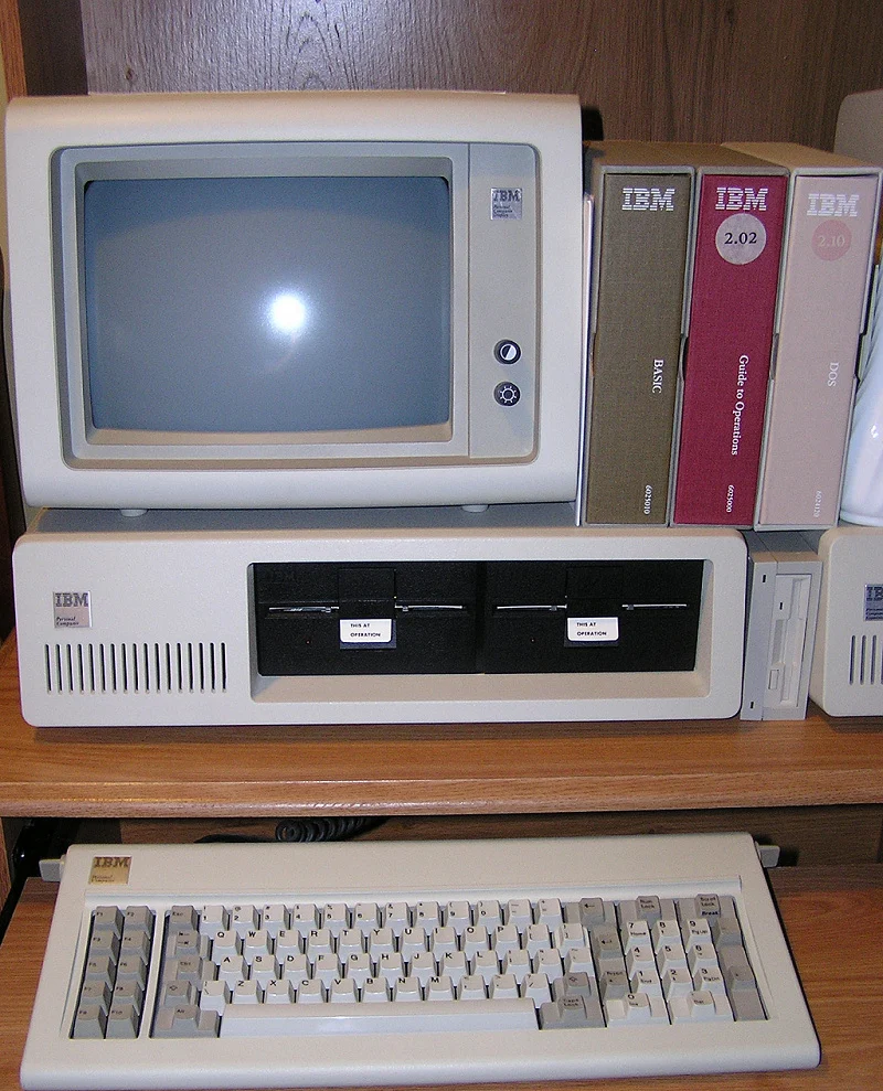 Компьютер IBM5150 с печатными руководствами