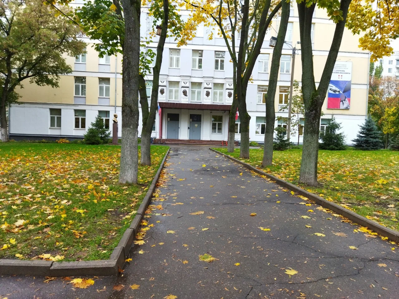 Здание, реализующее программы основного и среднего образования по адресу: 11-я улица Текстильщиков, дом 6 — ГБОУ Школа № 641 имени С. Есенина