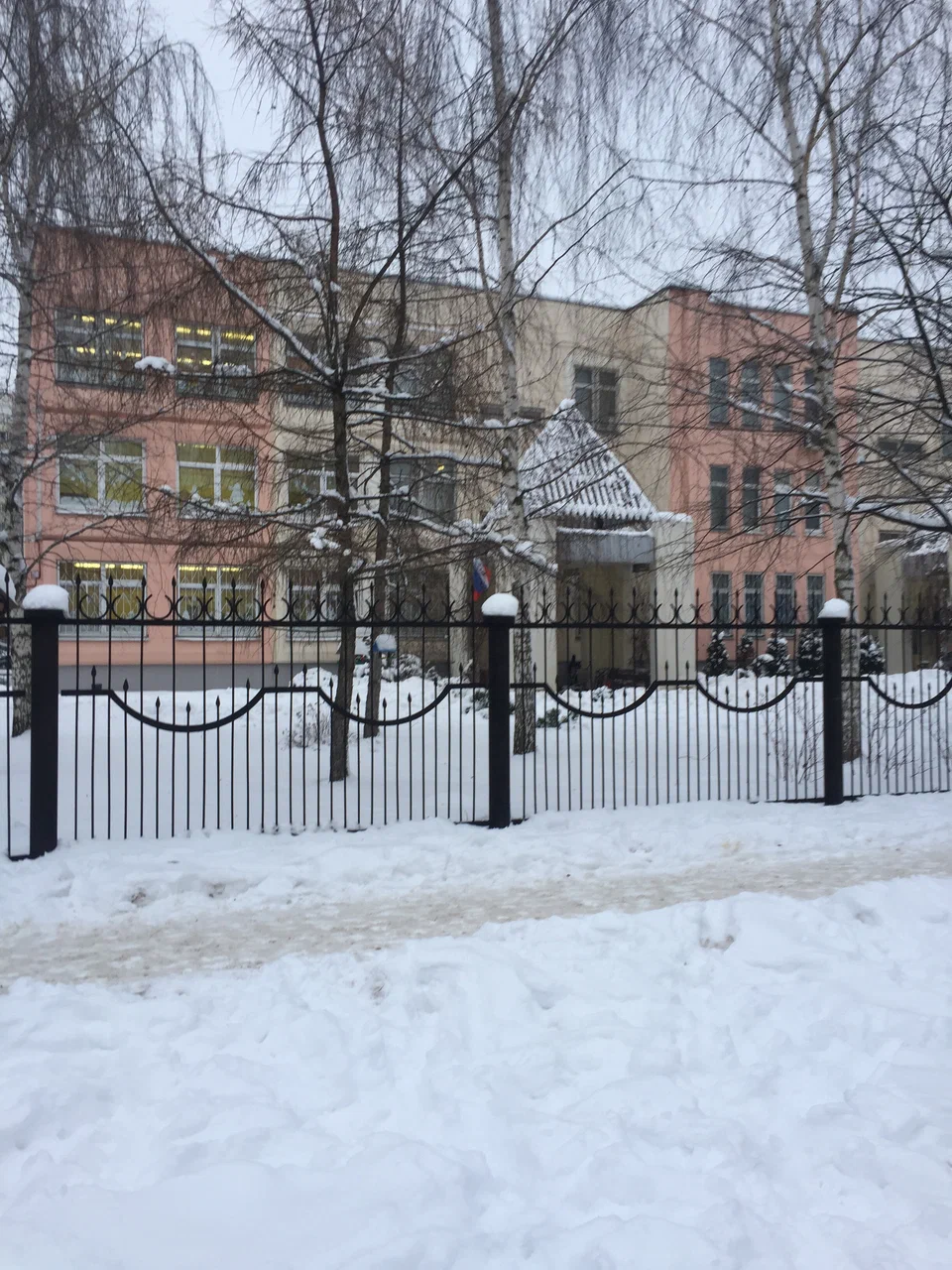 Здание, реализующее программы дошкольного образования по адресу: улица Юных Ленинцев, дом 45, корпус 3 — ГБОУ Школа № 641 имени С. Есенина
