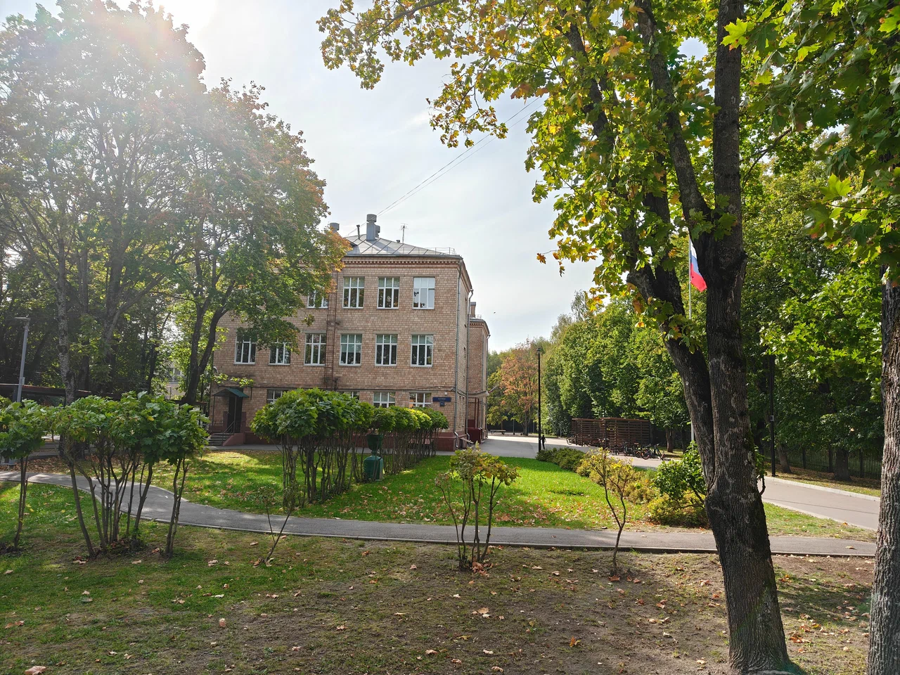 Начальное, основное и среднее образование по адресу: посёлок Акулово, дом 43А — ГБОУ Школа № 1352